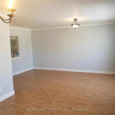 Image 4 - 15 Hamlyn Crescent, Old Toronto, ON M9B 4N3, Canada - Apartment for rent