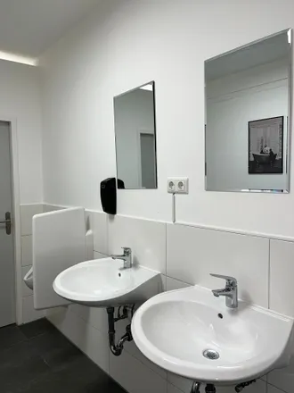 Rent this 6 bed apartment on TÜV Süd in Daimlerstraße, 85748 Garching bei München