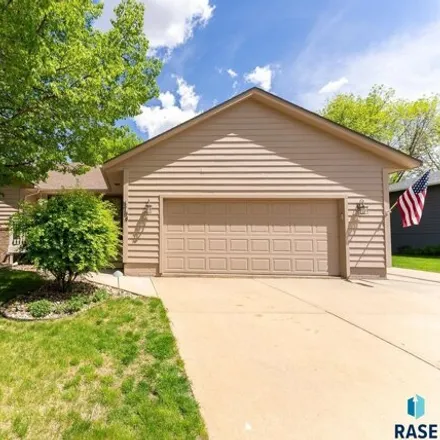 Buy this 4 bed house on 3738 South Bahnson Avenue in Sioux Falls, SD 57103