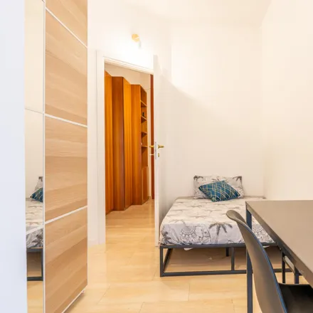 Rent this 4 bed room on LloydsFarmacia Milano n. 27 in Piazza Imperatore Tito, 8