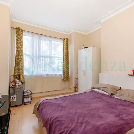 Image 5 - Gassiot Road, London, SW17 8HG, United Kingdom - Townhouse for rent