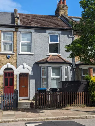 Rent this 3 bed townhouse on Highworth Road in Bowes Park, London