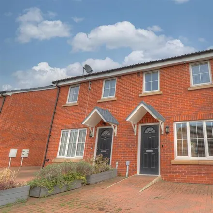 Rent this 3 bed duplex on Lea Close in Alcester, B49 6AP