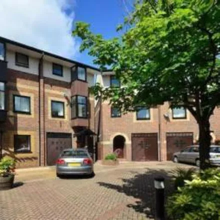 Rent this 5 bed townhouse on 72 Barnfield Place in Millwall, London