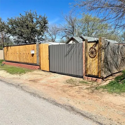 Image 9 - 794 Baylor Street, Nocona, TX 76255, USA - House for sale