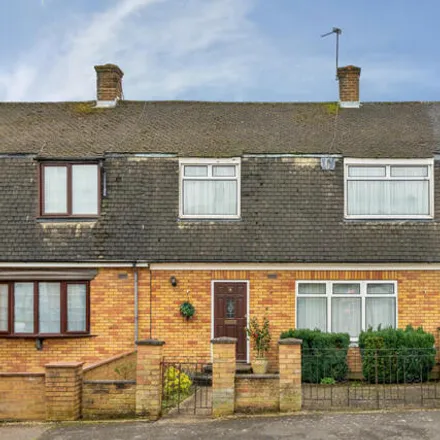 Buy this 3 bed house on Oakdale Close in Watford, Hertfordshire