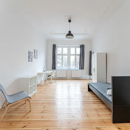 Rent this 4 bed room on Biebricher Straße 15 in 12053 Berlin, Germany