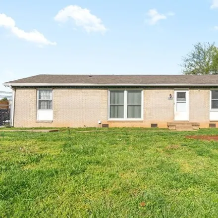 Image 2 - 2202 Pendleton Drive, Green Acres, Clarksville, TN 37042, USA - House for sale