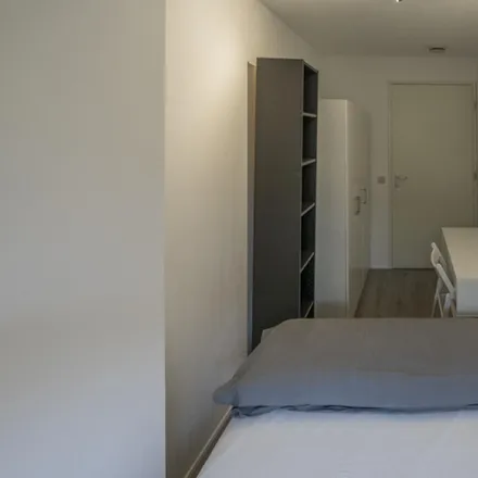 Rent this 3 bed room on Kapelstraat 99 in 3024 CH Rotterdam, Netherlands