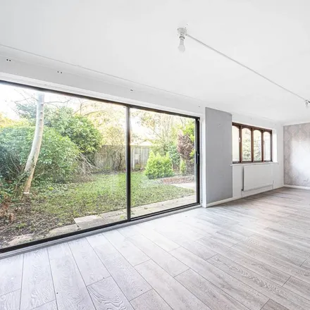 Rent this 4 bed duplex on 73 Monks Avenue in Oakleigh Park, London