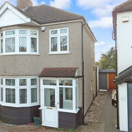 Rent this 3 bed duplex on Hawthorn Road in London, IG9 6JF