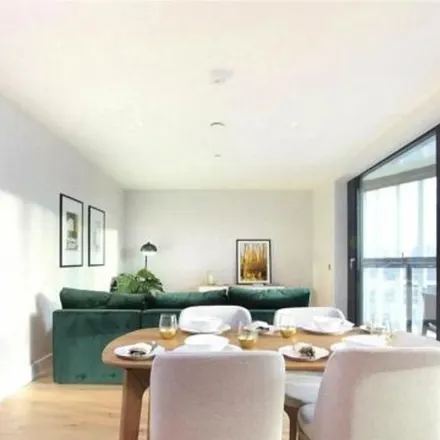 Rent this 1 bed apartment on Yummy Chicken in Battersea Park Road, London