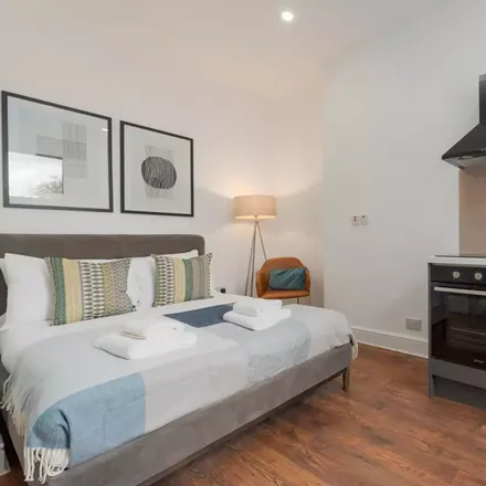 Rent this studio apartment on 119 Warwick Road in London, SW5 9UB