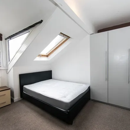 Rent this 8 bed apartment on Delph Lane in Leeds, LS6 2HQ