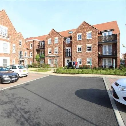 Rent this 2 bed apartment on Eastwood Boulevard Post Office in 27 Eastwood Boulevard, Southend-on-Sea