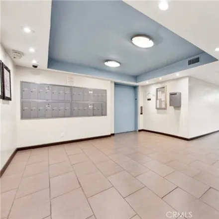 Image 2 - 13283 Kling Street, Los Angeles, CA 91423, USA - Condo for sale