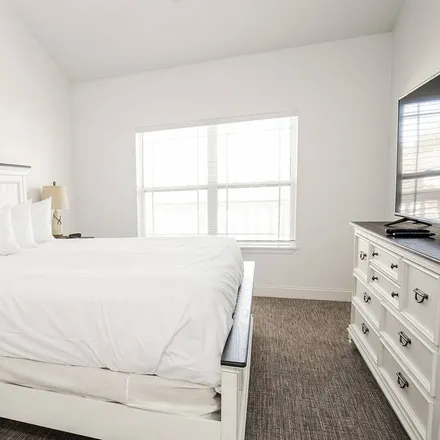Rent this 1 bed condo on Delavan in WI, 53115
