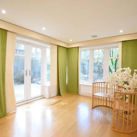 Image 5 - Mountview Close, London, NW11 7HZ, United Kingdom - Townhouse for rent