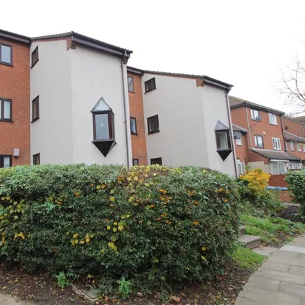 Rent this studio apartment on Nuthatch Gardens in London, SE28 0DB