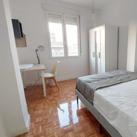 Rent this 5 bed room on Paseo de las Delicias in 108, 28045 Madrid