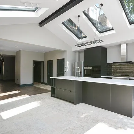 Rent this 6 bed townhouse on Hurlingham Academy in Daisy Lane, London