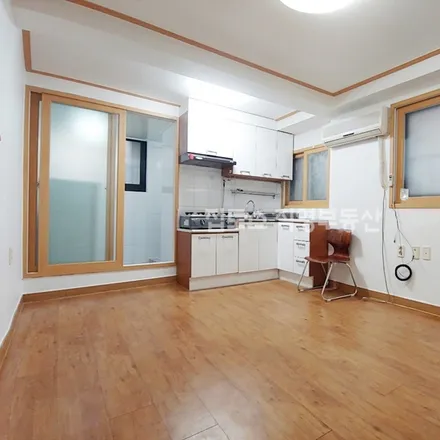 Rent this studio apartment on 서울특별시 송파구 석촌동 237-2