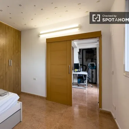 Rent this 3 bed room on Complex esportiu La Pau in Carrer de l'Empordà, 08001 Barcelona
