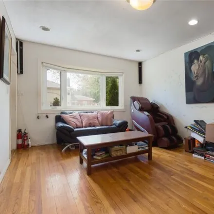 Image 3 - 216-17 64th Avenue, New York, NY 11364, USA - House for sale