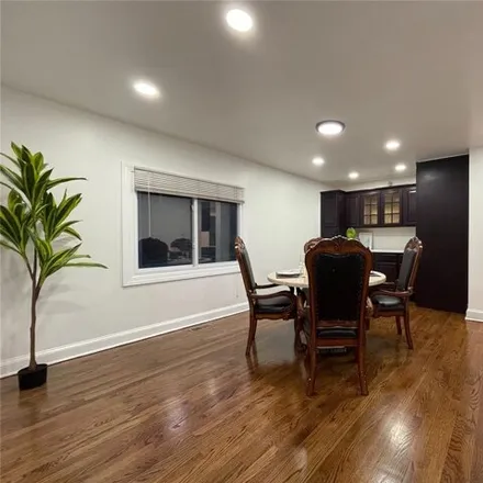 Image 7 - 47-34 Glenwood Street, New York, NY 11362, USA - House for sale