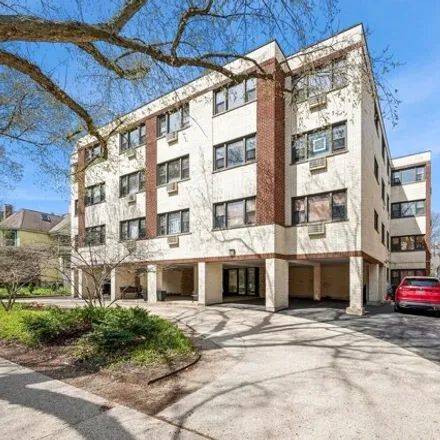 Buy this 1 bed condo on 815 Reba Place in Evanston, IL 60202
