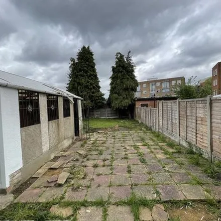 Image 5 - Forterie Gardens, London, IG3 9BZ, United Kingdom - Duplex for rent
