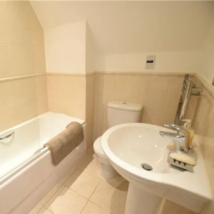 Image 9 - Windsor Court, Leeds, LS17 6SL, United Kingdom - Room for rent