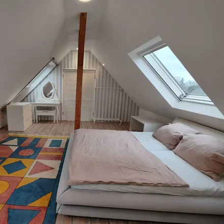 Rent this 4 bed apartment on Hülsdeller Weg 4 in 40629 Dusseldorf, Germany