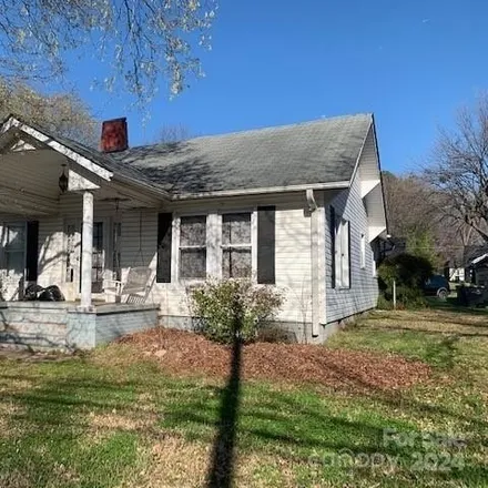 Buy this 2 bed house on Wayne's Tire Service in 1903 South Main Street, Cooks Crossing