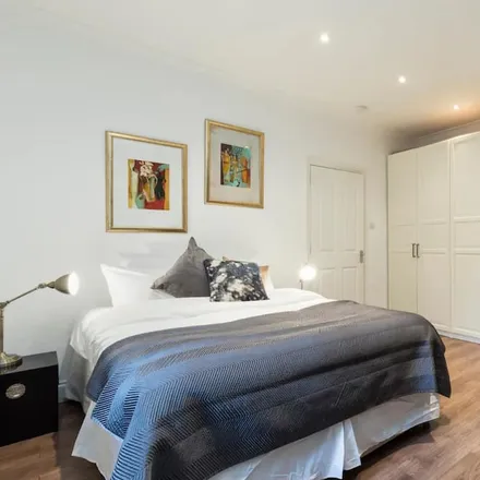 Rent this 2 bed apartment on London