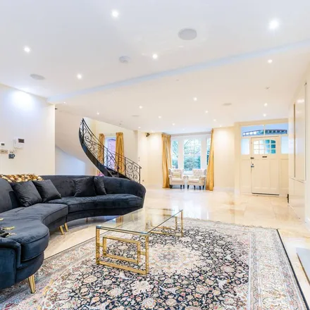 Rent this 3 bed apartment on Sutton Lane South in Strand-on-the-Green, London