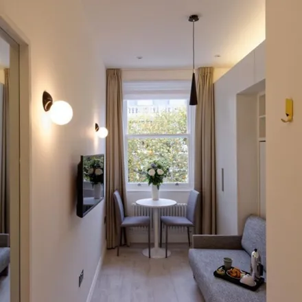 Rent this 1 bed apartment on 27 Linden Gardens in London, W2 4HF
