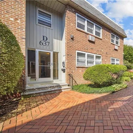 Buy this 1 bed condo on 637 Cove Road in Stamford, CT 06902