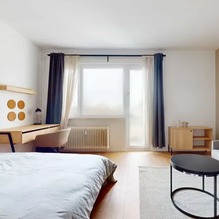 Rent this 1 bed room on Shou Zhong Ausbildungszentrum für Chinesische Medizin in Belziger Straße 69/71, 10823 Berlin