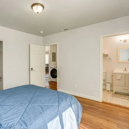 Rent this 3 bed house on Oakland