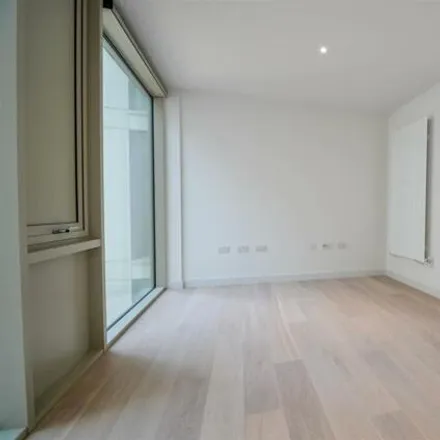 Image 4 - Liner House, Admiralty Avenue, London, E16 2PZ, United Kingdom - Apartment for rent