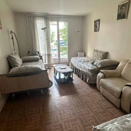Rent this 3 bed apartment on 2 Avenue de la Résistance in 93100 Montreuil, France