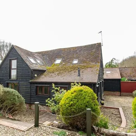 Rent this 2 bed duplex on Halfpenny Lane in Moulsford, OX10 9HW