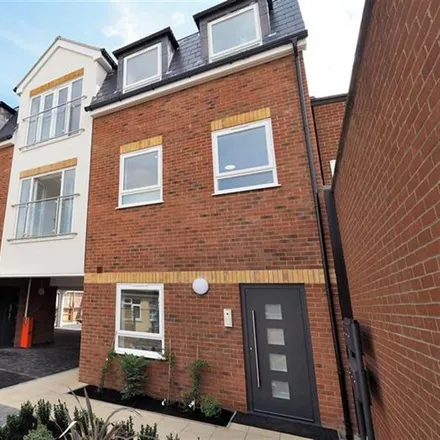 Rent this 2 bed apartment on Clifton Road in Loughton, IG10 1FD