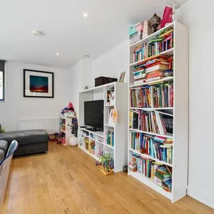 Image 3 - Westfield House, Rotherhithe New Road, Surrey Quays, London, SE16 2AH, United Kingdom - Apartment for sale