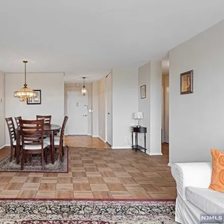 Image 6 - 2000 Linwood Avenue, Fort Lee, NJ 07024, USA - Condo for sale