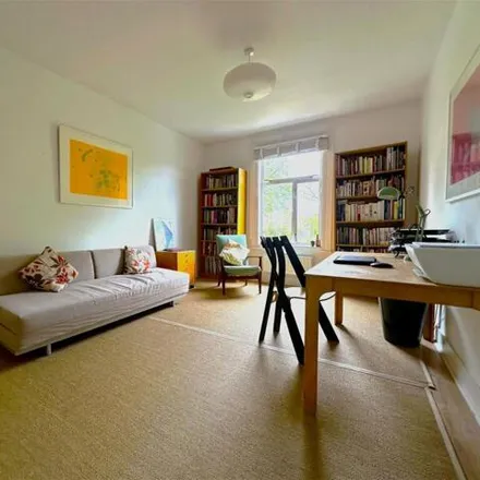 Image 7 - Queen's Road, London, UB8 2NW, United Kingdom - Apartment for sale