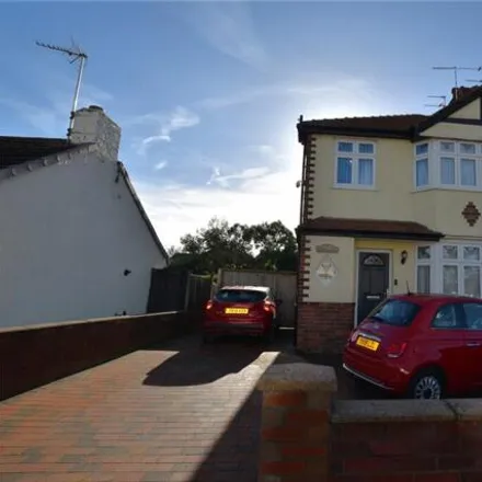 Buy this 3 bed duplex on Reedville Grove in Moreton, CH46 1QX