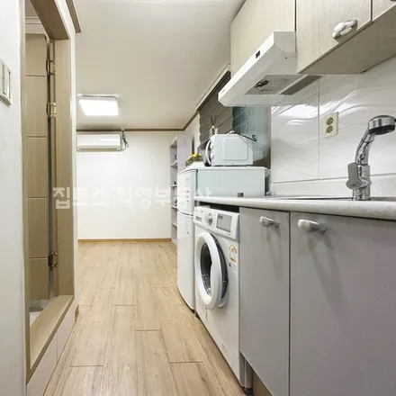 Rent this studio apartment on 서울특별시 동작구 신대방동 694-6