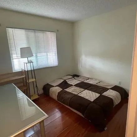 Rent this 3 bed apartment on Pasadena Playhouse District in 426 South Oakland Avenue, Pasadena